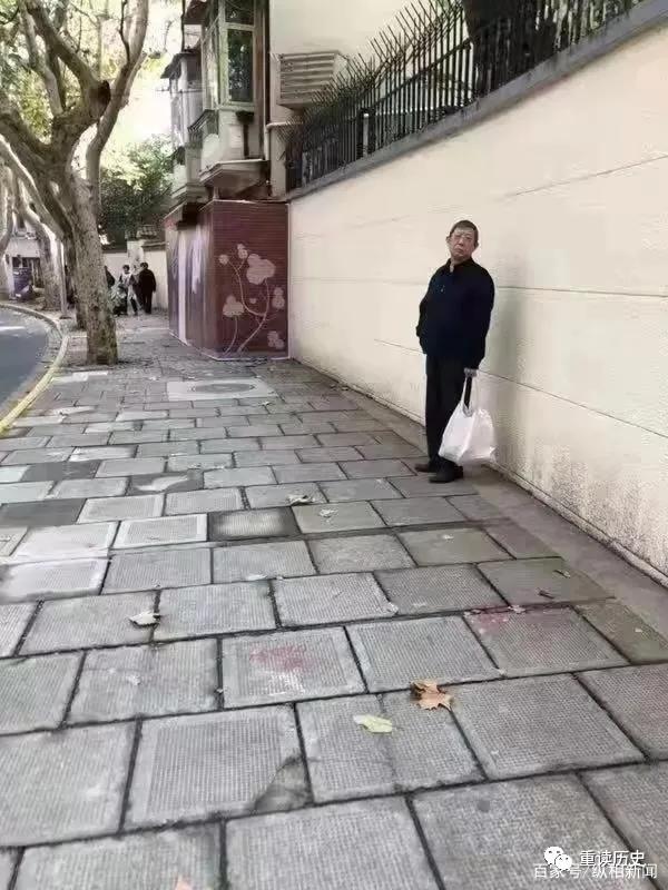 杨雄拎马甲袋从超市回来