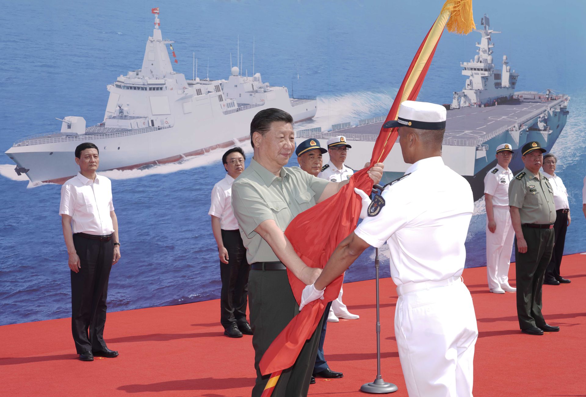 海军成立纪念日之际，三艘主战舰艇同时入列