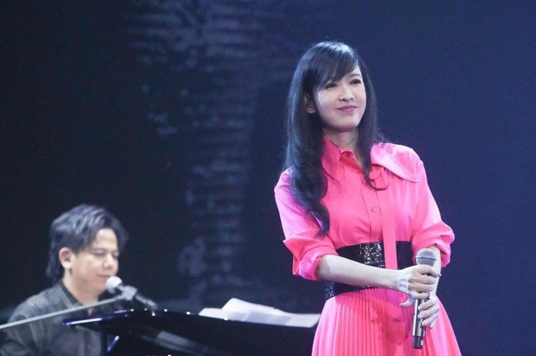 53岁女神周慧敏靠5招冻龄！坚持不打针整容