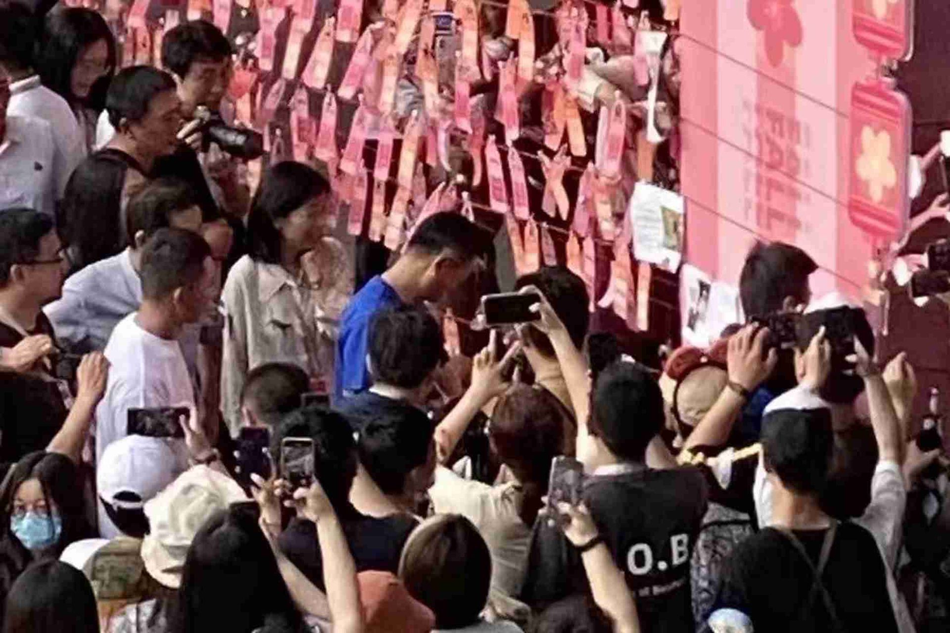 久未公开露面马云现身阿里巴巴总部 身形消瘦