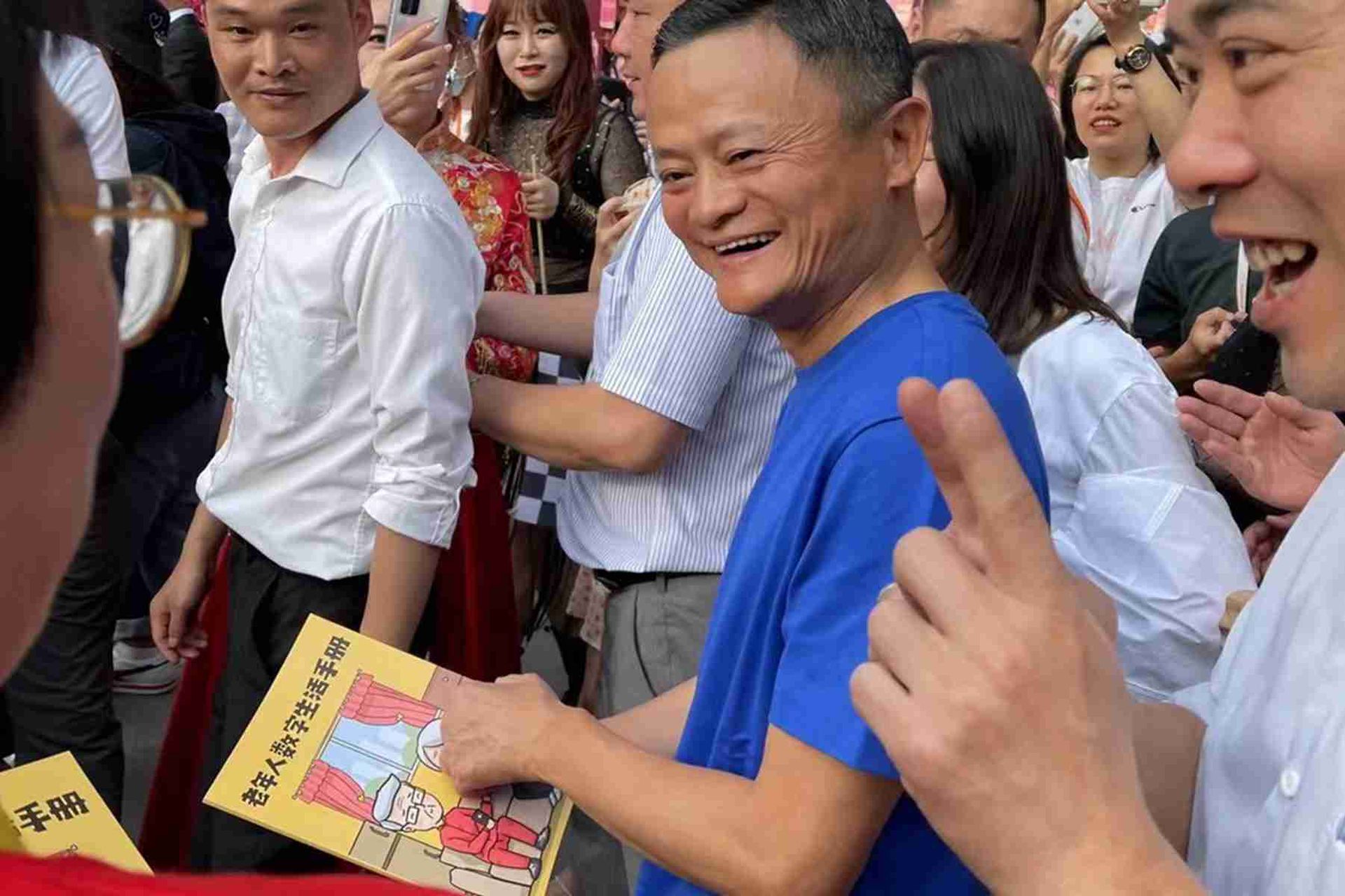 久未公开露面马云现身阿里巴巴总部 身形消瘦