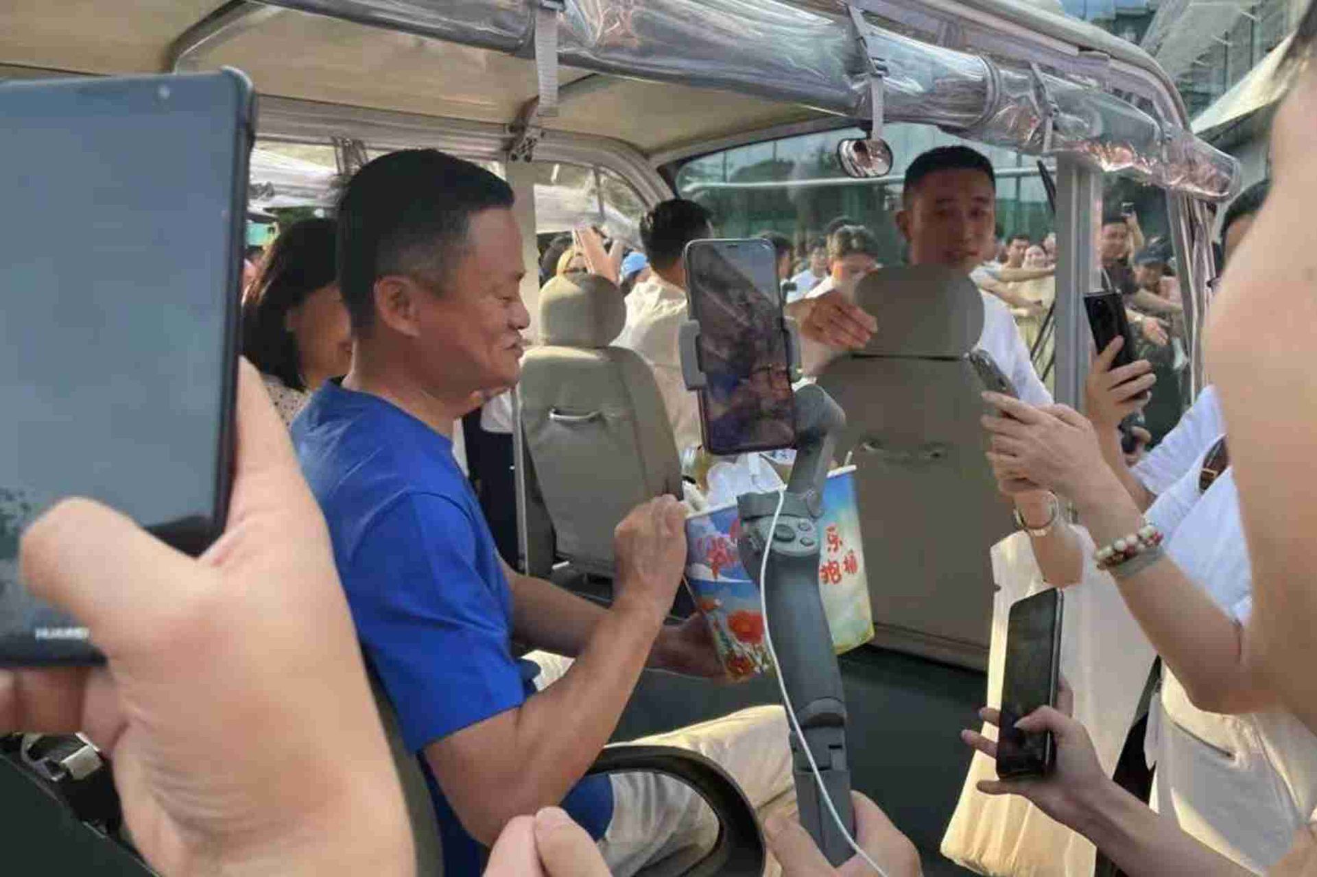 久未公开露面马云现身阿里巴巴总部 身形消瘦