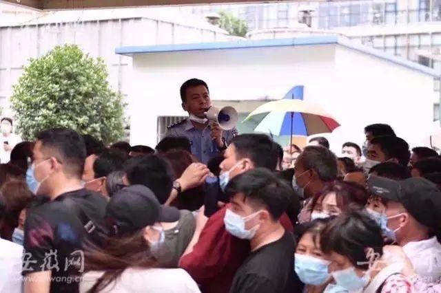 合肥市民暴雨中排队打疫苗
