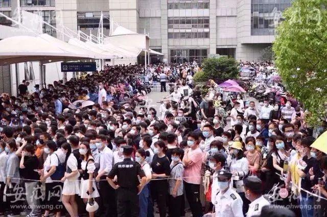 合肥市民暴雨中排队打疫苗