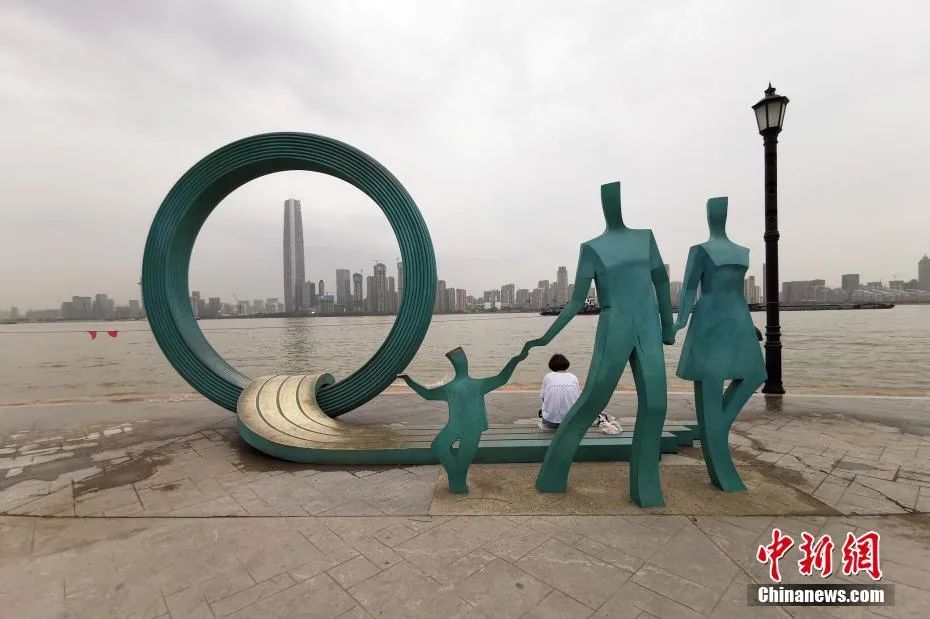 湖北武汉汉口江滩，长江江水已逼近汉口江滩二级平台