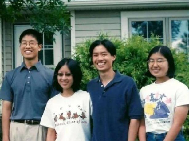 父亲会经常带着他们兄妹三人一起研究