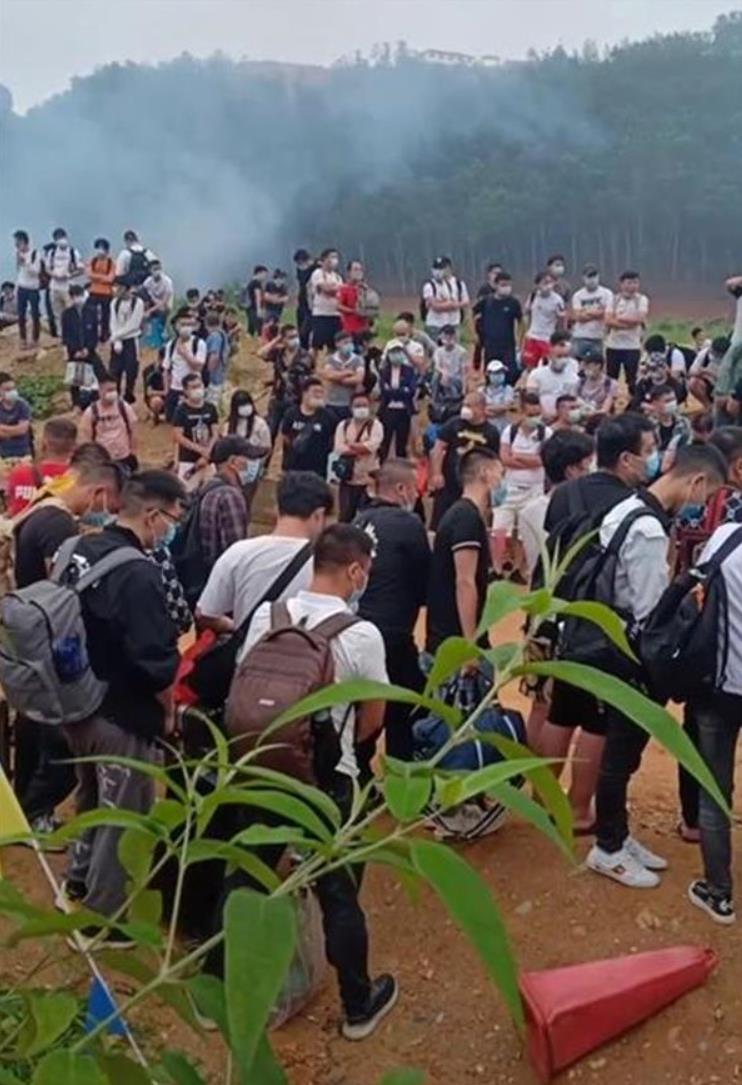 中国官方发一通告缅北中国人排长队通关回国