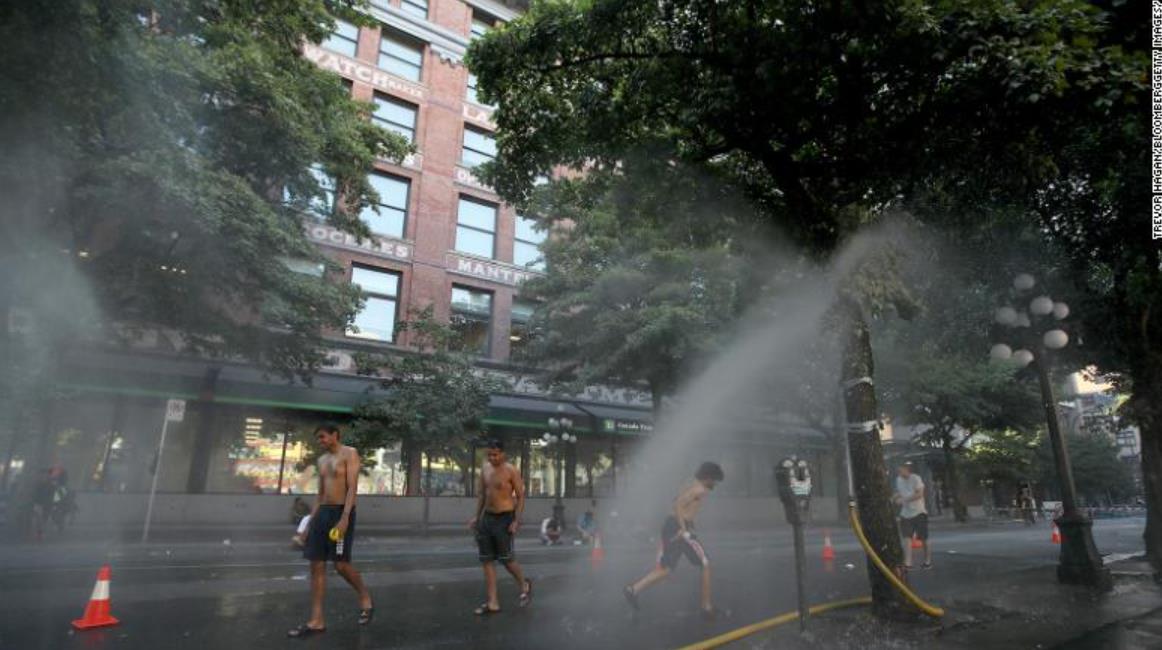 温哥华的一个临时喷雾站为酷热中的居民降温