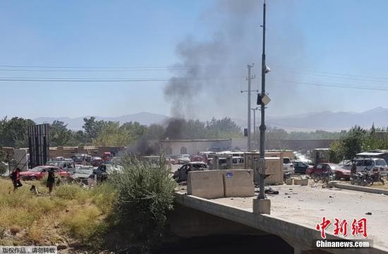 一辆车上的简易爆炸装置发生爆炸