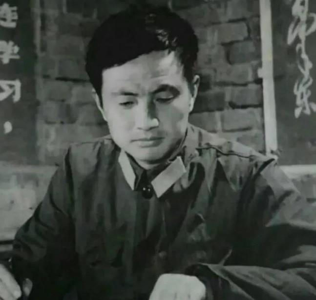 大学毕业后，任正非参军，成为工程兵一员