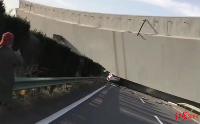 桥梁侧翻后压住下方正在行驶的轿车