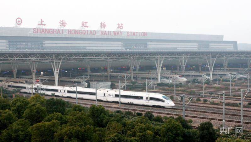 公交化开行的高铁列车极大方便了旅客的出行