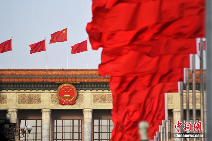 人民大会堂外，红旗迎风飘扬