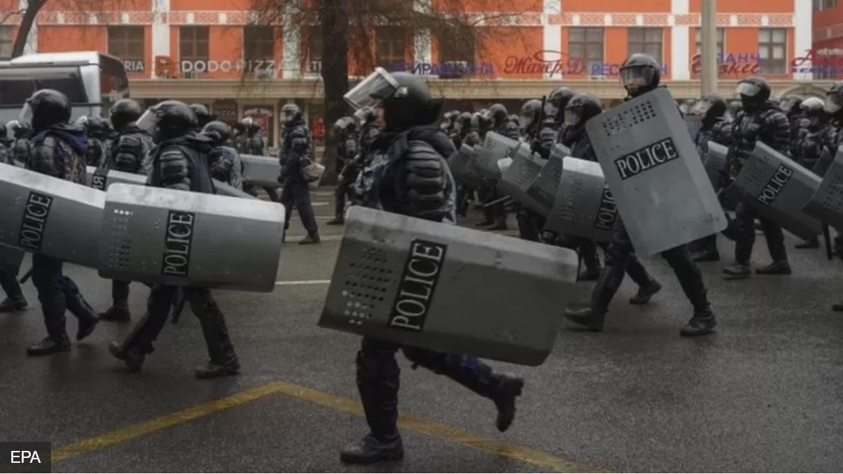 防暴警察在阿拉木图街道上巡逻.jpg