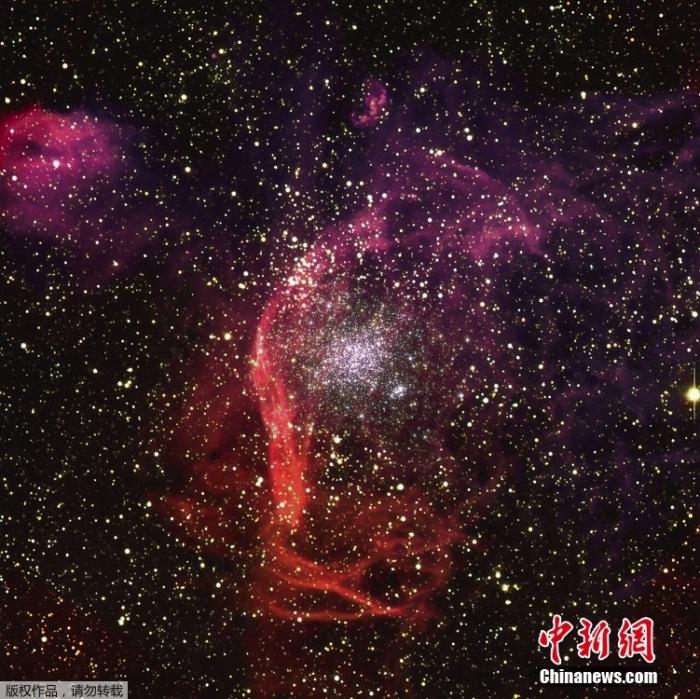 该星团由数千颗恒星组成，距离大麦哲伦星云约16万光年，为银河系的邻居