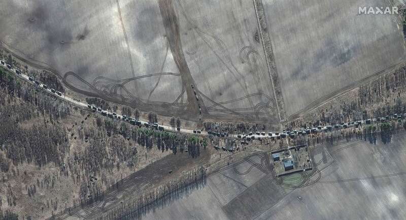 乌克兰安托诺夫机场（Antonov Airport）东方出现了大批装甲车、坦克、牵引火炮和后勤支援车队 ...