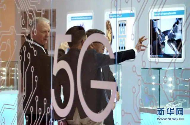 参展商在展会上为观众介绍5G应用