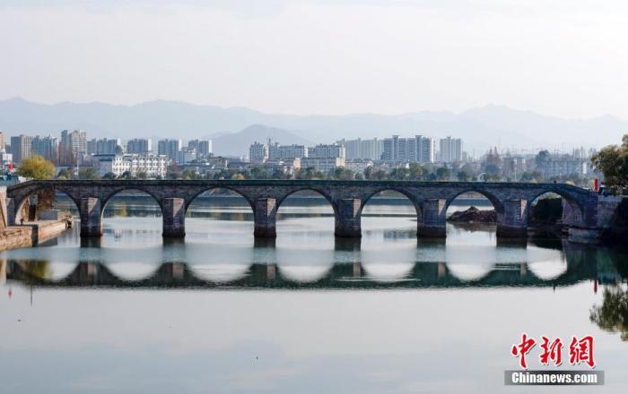 安徽省黄山市屯溪区拍摄的修缮完成的镇海桥