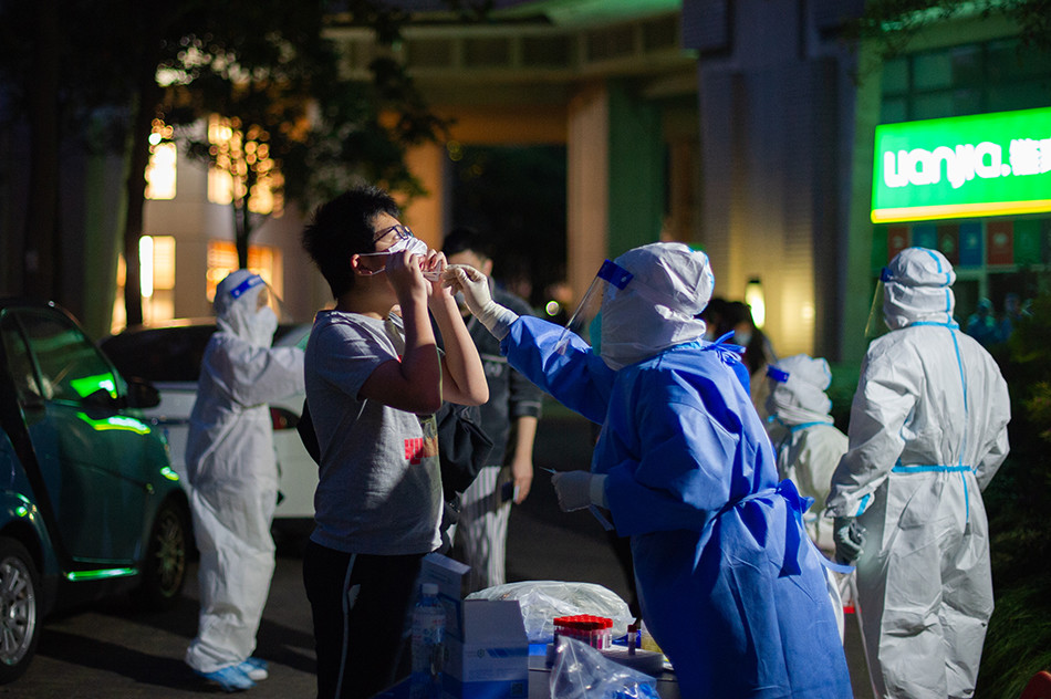 上海随申办“核酸码”推广使用首日，普陀区中远两湾城的居民有序做核酸
