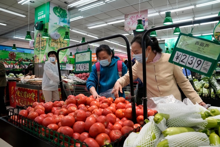 北京民众25日採购食材