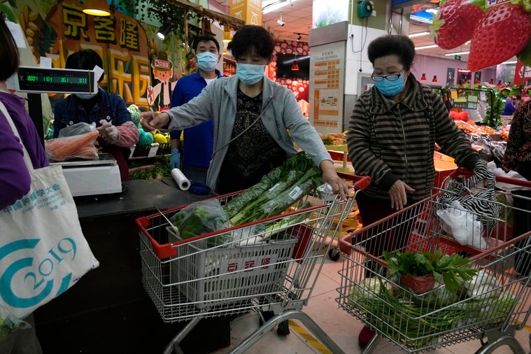 北京民众25日采购食材