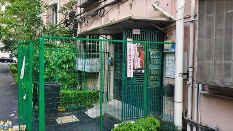 绿色铁栅栏，将许多住宅门口或街口封住