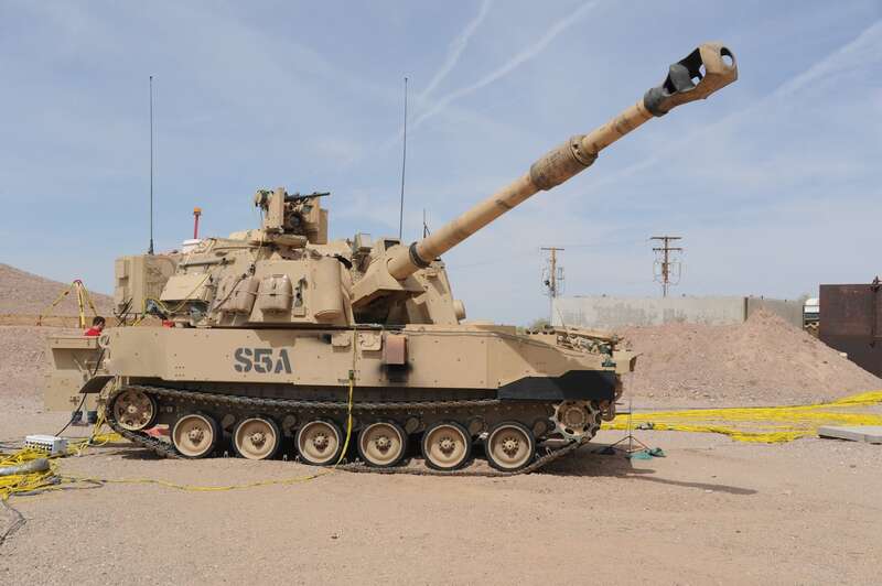 美军的M109A6型155毫米自行火炮