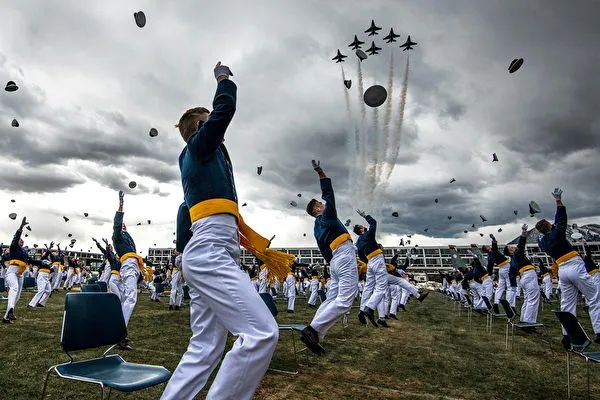 F-16空军雷鸟队飞越美国空军学院上空