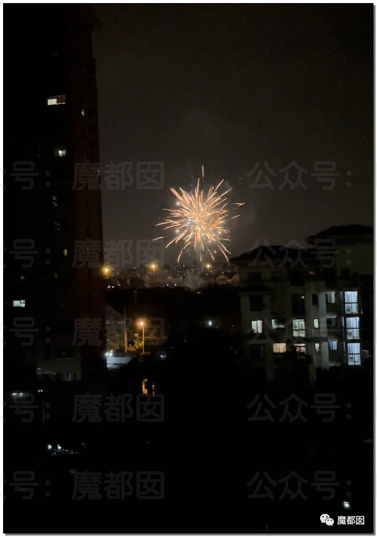 很多小区门口都在庆祝