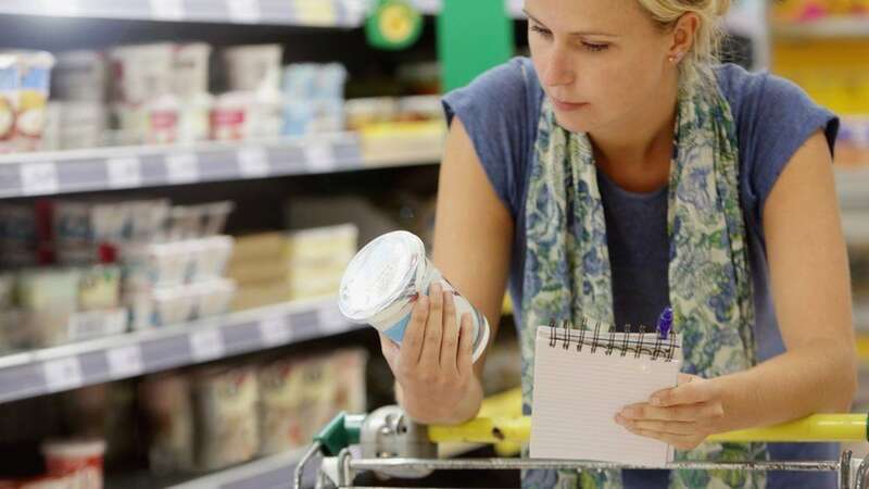 英国超市内选购商品的民众