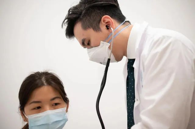 谭医生在检查病人