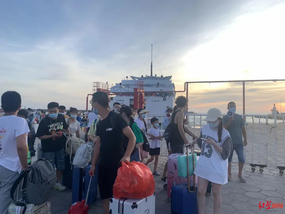 困在涠洲岛上的游客 