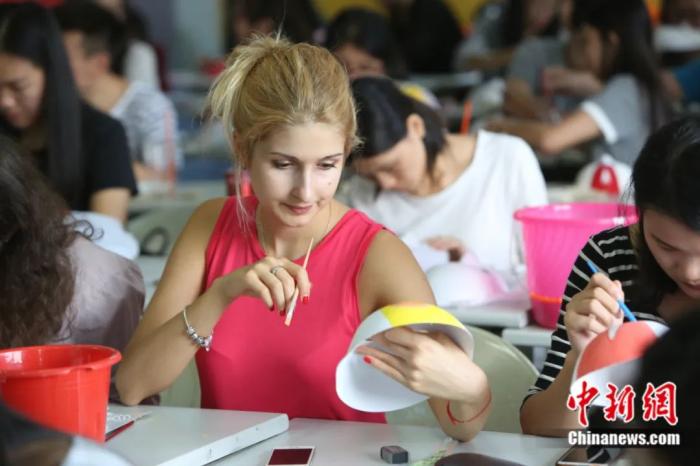 华南师范大学外国留学生学习画脸谱