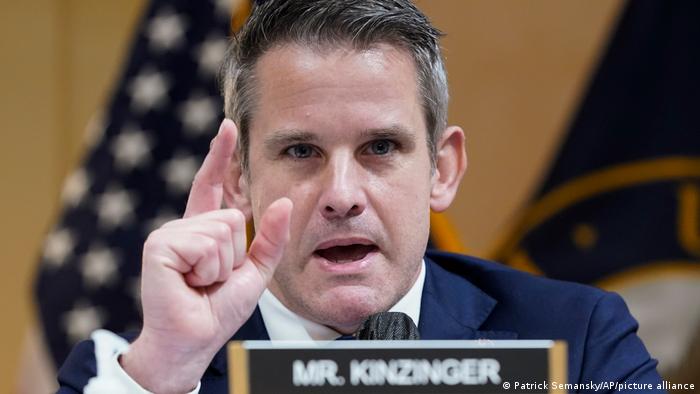 共和党议员金辛格（Adam Kinzinger）：他（总统特朗普）当时决定不采取行动