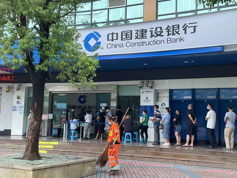 建设银行深圳某支行门口