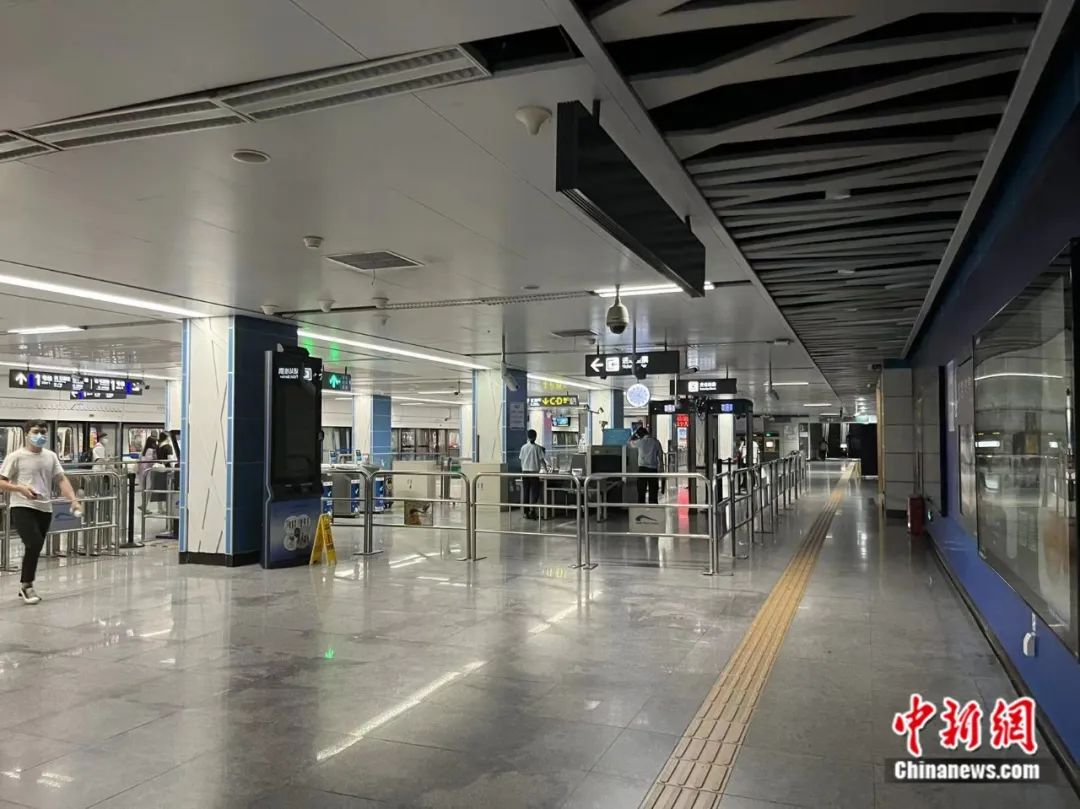 成都地铁内关闭了部分照明