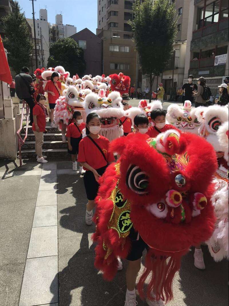 横滨中华街国庆大游行 50头广东醒狮送祝福  