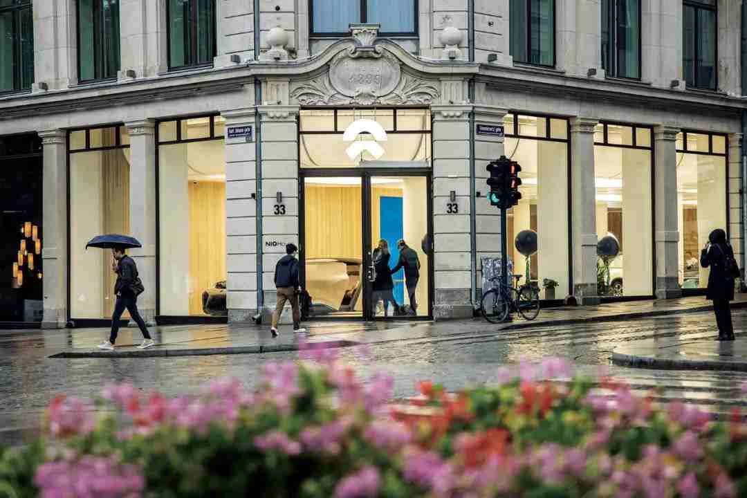 位于当地市中心的蔚来店面，为客人提供了综合展厅、会议室和咖啡厅