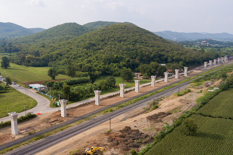 这是位于泰国呵叻的中泰铁路建设现场