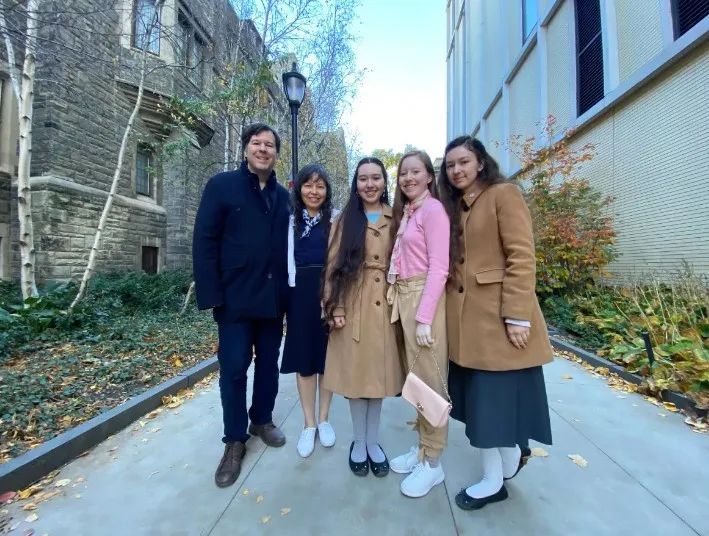 今年18岁的Isabel Jewell和她的姐姐Sophia Jewell本周都从多伦多大学毕业了，获得文学硕士学位 ...