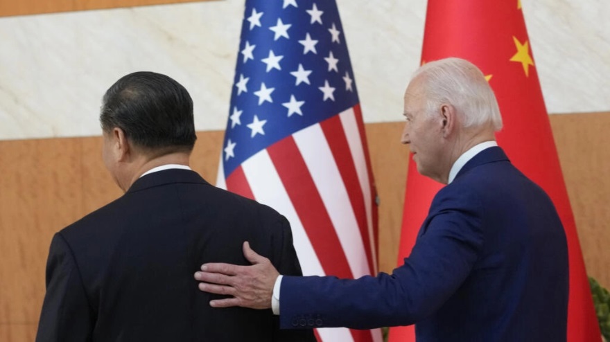 美国总统拜登与中国国家主席习近平在印度尼西亚巴厘岛努沙杜瓦举行的二十国集团峰会期间会晤前散步 ...