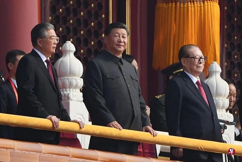 习近平（中）、江泽民和胡锦涛（左）登上天安门城楼观看中国70周年国庆阅兵 ... ...