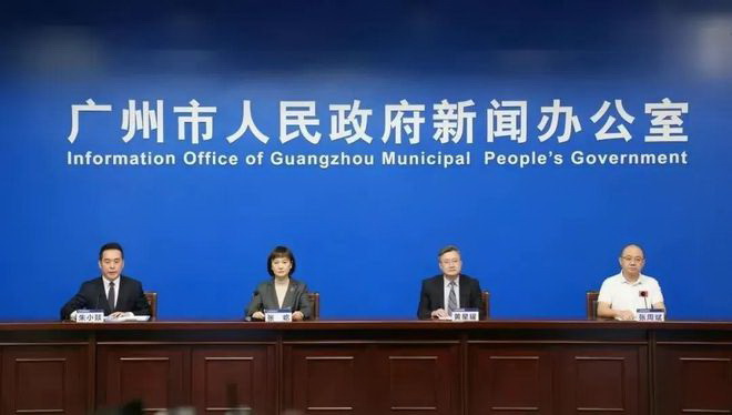 广州疫情发布会发言人现场摘口罩是个标志性事件.jpg