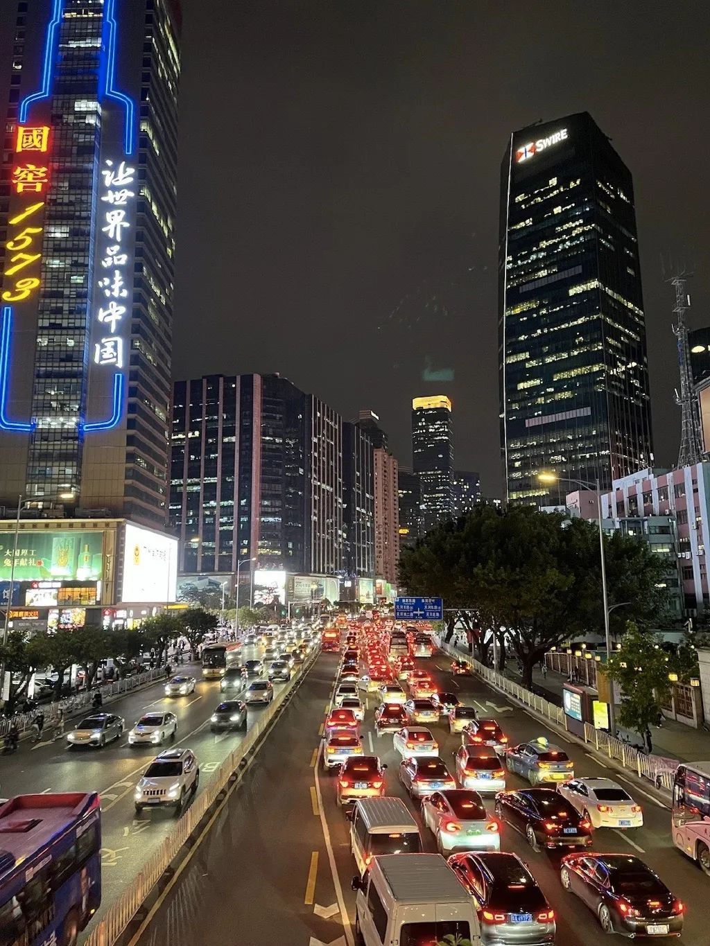 广州放开的第六天，群众表示空气都是甜的。大街已经车水马龙，商场门庭若市，路上行人如鲫，医疗系统还没有 ...