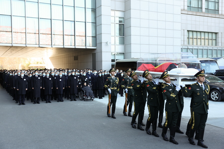 江泽民同志的遗体在北京火化。这是习近平、李克强、栗战书、汪洋、李强、赵乐际、王沪宁、韩正、蔡奇、丁薛 ...