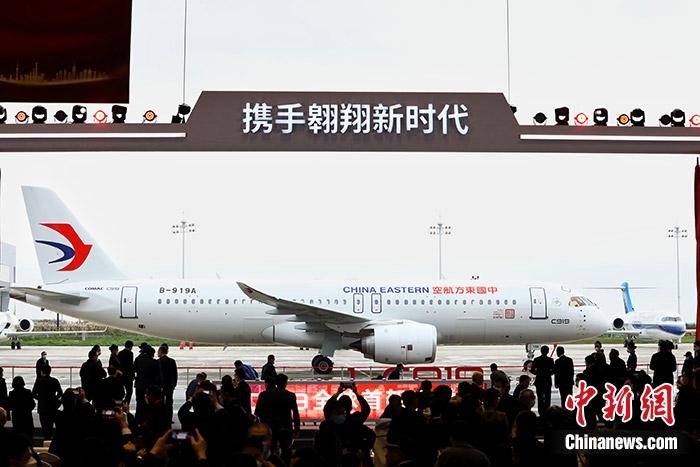 2022年12月9日上午，全球首架国产大飞机C919交付给中国东方航空