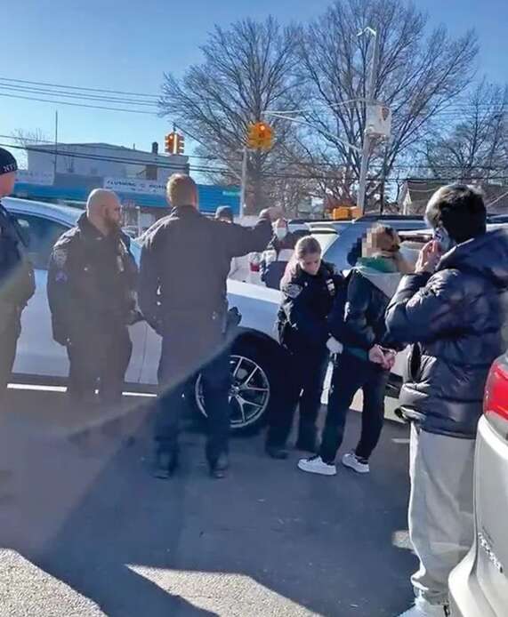 孩童边哭边喊，目睹两位大人的打斗