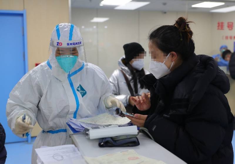 在中国医科大学附属盛京医院南湖院区发热门诊，值班医生在询问病情
