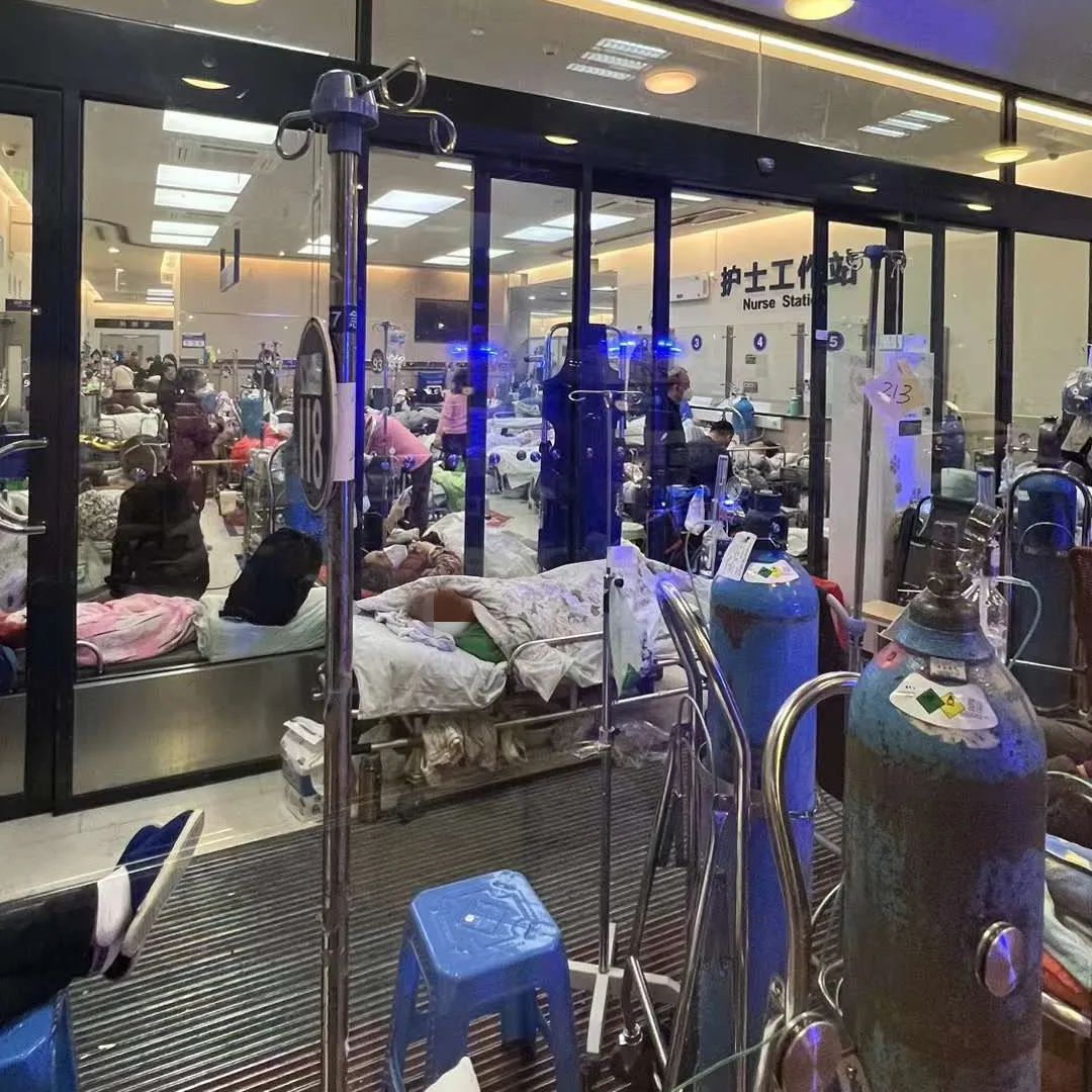 每天每个医生手上处理的危重留观患者在20-25人，其中一半是前一天来到抢救大厅的新病人 ...