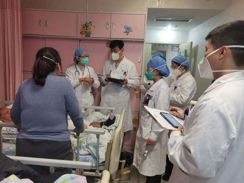四川省人民医院肾内科、小儿外科医生联合查房